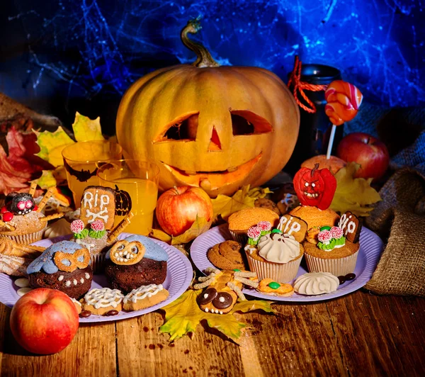 Mesa de Halloween com doces — Fotografia de Stock