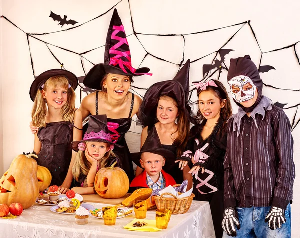 Halloweenfest med barn. — Stockfoto