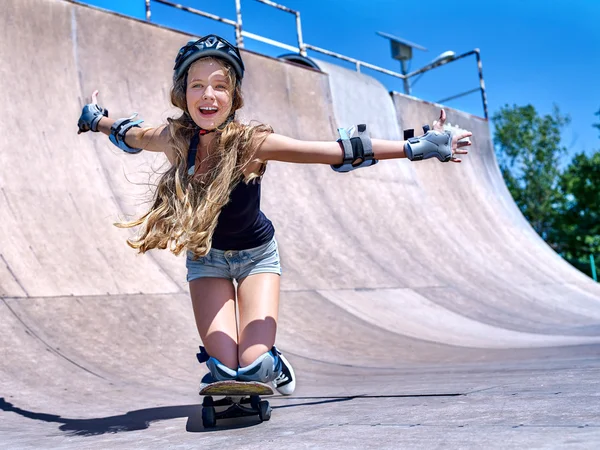 Девушки катаются на скейтборде — стоковое фото