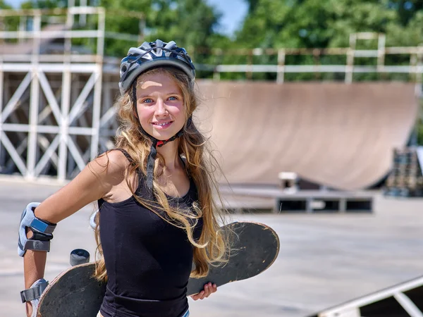 Юная девушка со скейтбордом — стоковое фото