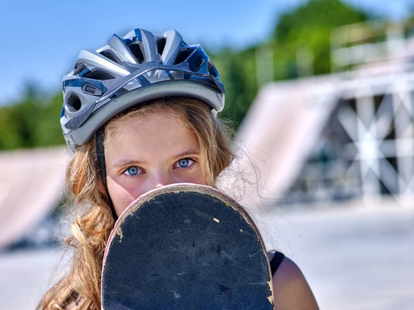 Menina adolescente com skate — Fotografia de Stock