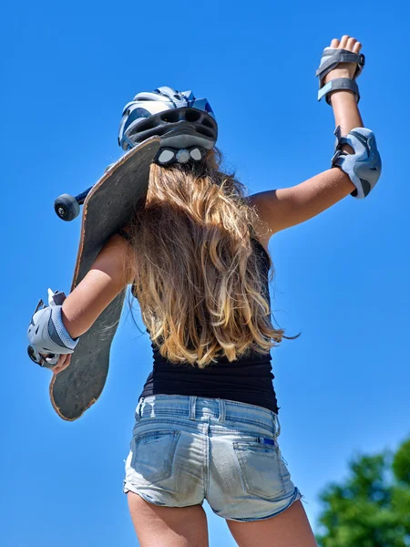 Юная девушка со скейтбордом — стоковое фото