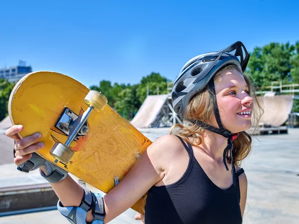 Menina adolescente com skate — Fotografia de Stock