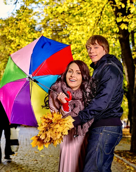 Pareja feliz en otoño — Foto de Stock