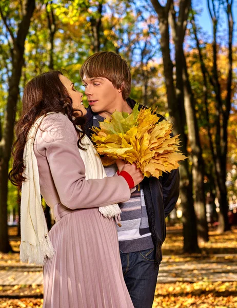 Gelukkige paar in de herfst — Stockfoto