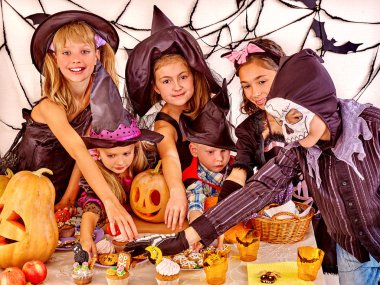 Cadılar Bayramı partisi ile çocuk.