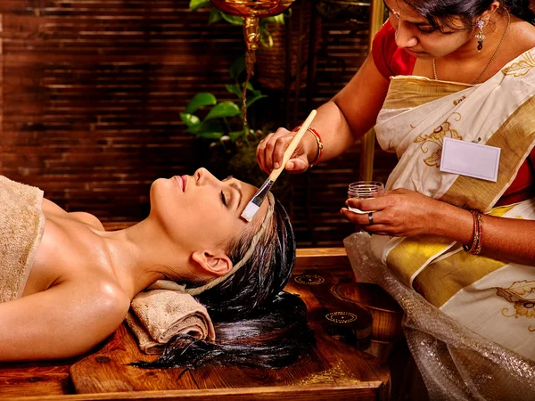 Mujer teniendo máscara en ayurveda spa . —  Fotos de Stock