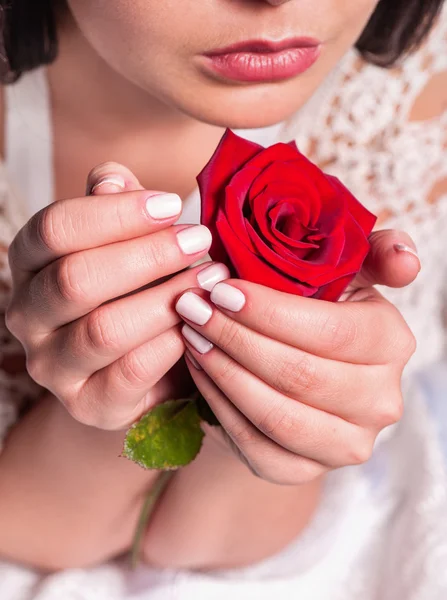 Manos de novia con rosa roja — Foto de Stock