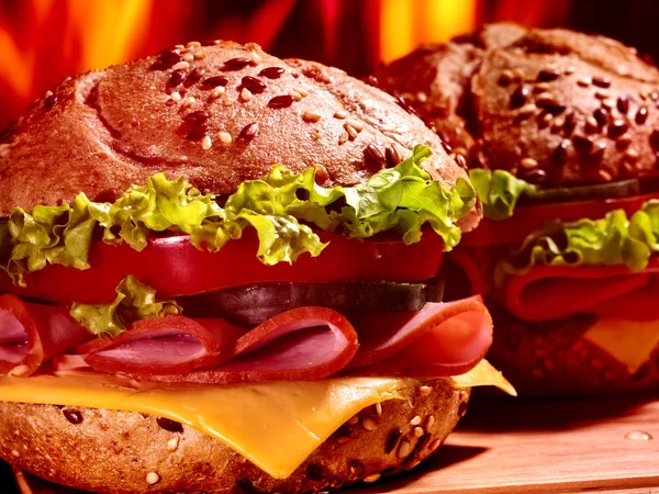 Hamburger ile ham ahşap tahta üzerinde — Stok fotoğraf