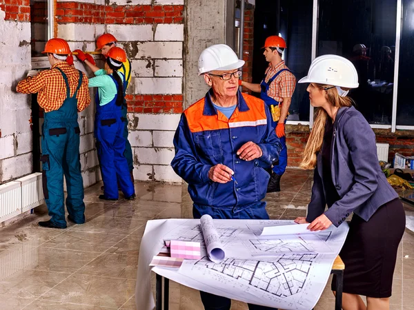 Gente del grupo empresarial en casco de constructor  . — Foto de Stock