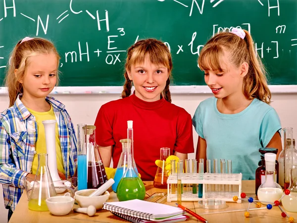 Ребенок в классе химии . — стоковое фото