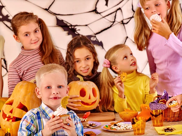 Halloween-feest met kinderen houden trick or treat. — Stockfoto