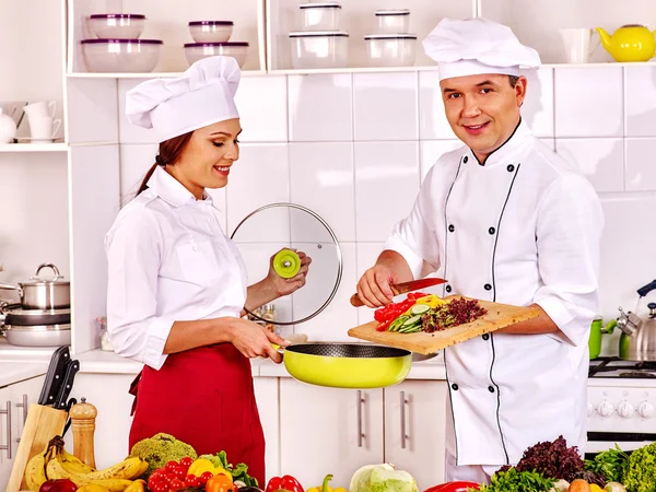 Man in de hoed van de chef-kok koken kip — Stockfoto