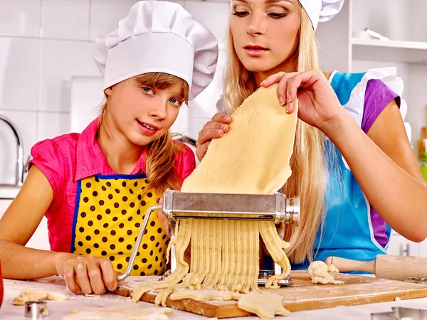 Mère et enfant faisant des pâtes maison . — Photo