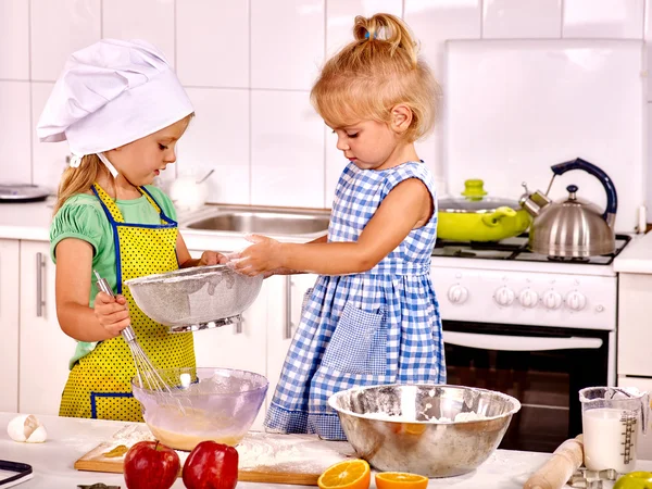 Petit déjeuner enfants à la cuisine — Photo