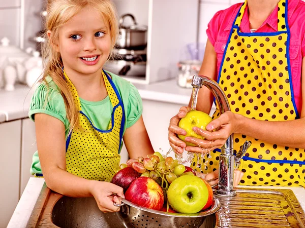 Crianças lavando frutas na cozinha . — Fotografia de Stock