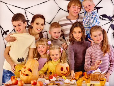 Aile ile çocuk tutan oyulmuş kabak olun