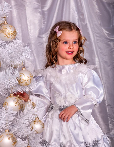 Criança e decorar árvore de Natal branco . — Fotografia de Stock