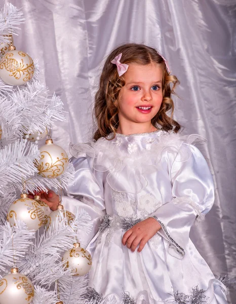 Barn och dekorera vit julgran. — Stockfoto