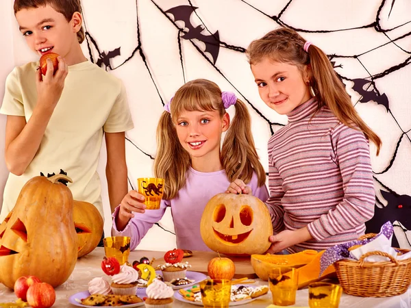 Fête d'Halloween avec des enfants tenant tour ou traiter . — Photo