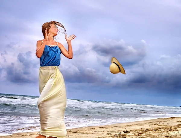 Verano chica mar mirada en el agua — Foto de Stock