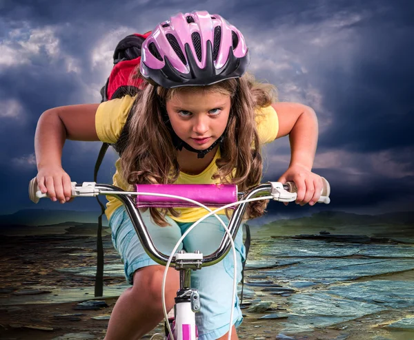 Barn rida hårt på cykel till berg. — Stockfoto