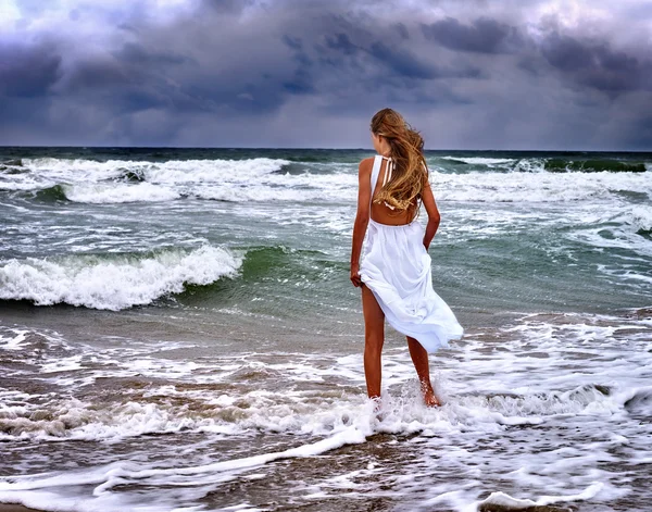 夏少女の海は、水に行く — ストック写真