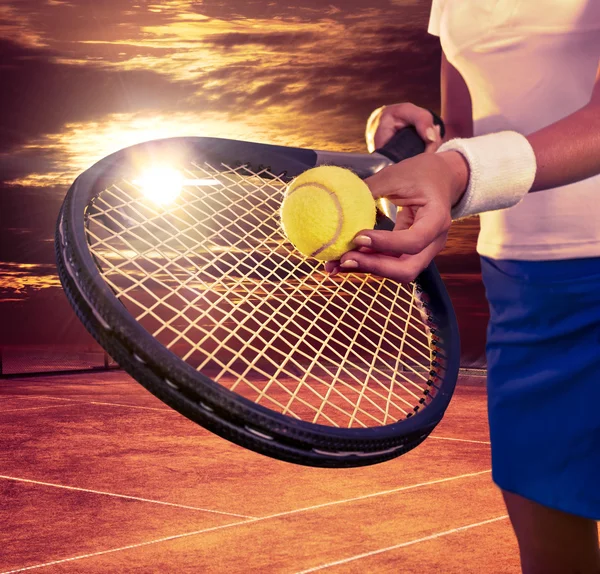 Chica sosteniendo raqueta de tenis y pelota en el cielo azul con nubes . —  Fotos de Stock