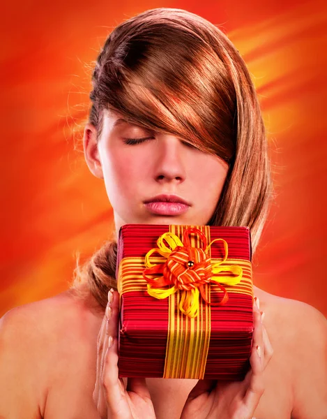 Menina segurando caixa de presente . — Fotografia de Stock