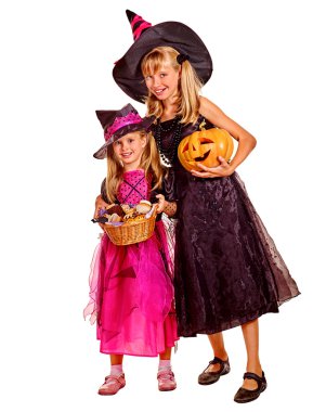 Cadı çocuklar Cadılar Bayramı partisinde.