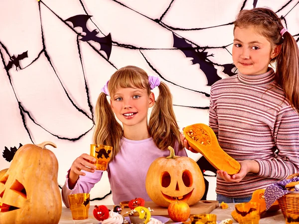 Fiesta de Halloween con niños sosteniendo truco o trato . — Foto de Stock