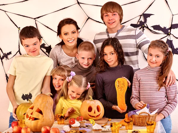 Rodina na Halloweenskou párty s dětmi. — Stock fotografie