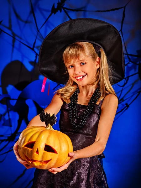 Dziecko czarownicy halloween party. — Zdjęcie stockowe