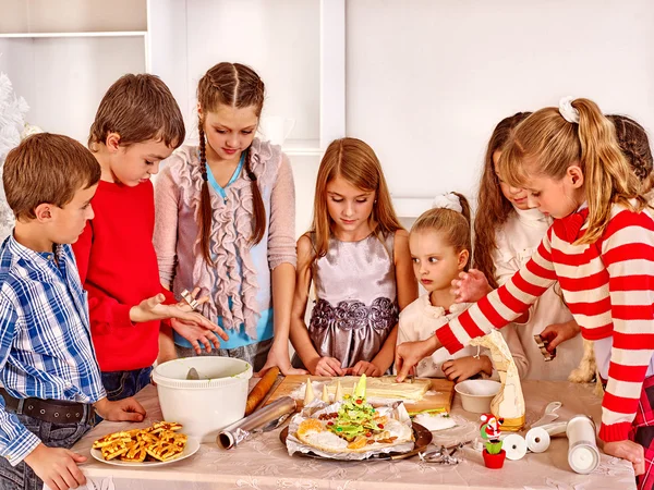 Niños rodando masa en la cocina . — Foto de Stock