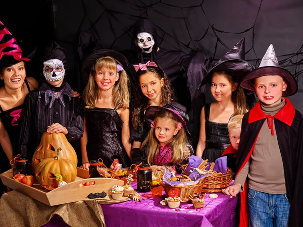 Los niños en la fiesta de Halloween haciendo calabaza — Foto de Stock