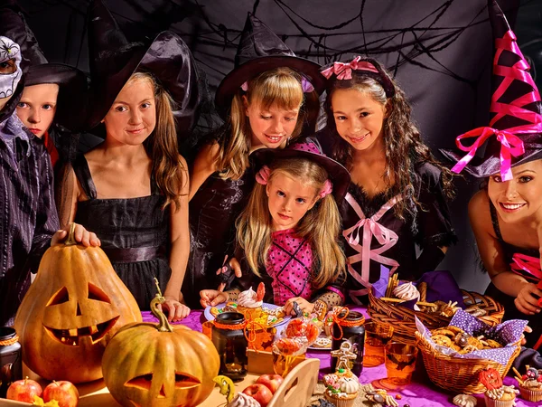 Crianças na festa de Halloween fazendo abóbora — Fotografia de Stock