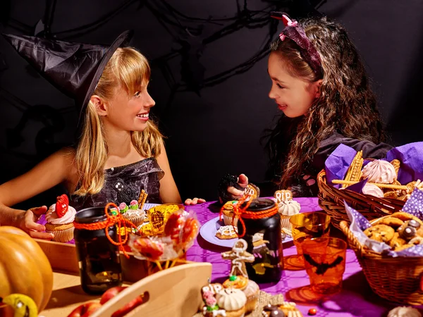 Niños en fiesta de Halloween  . — Foto de Stock