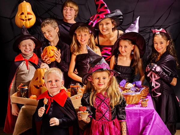 Los niños en la fiesta de Halloween haciendo calabaza — Foto de Stock