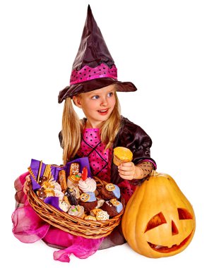 Cadı çocuklar Cadılar Bayramı partisinde.