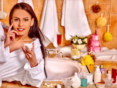 kadın evde rahatlatıcı banyo.