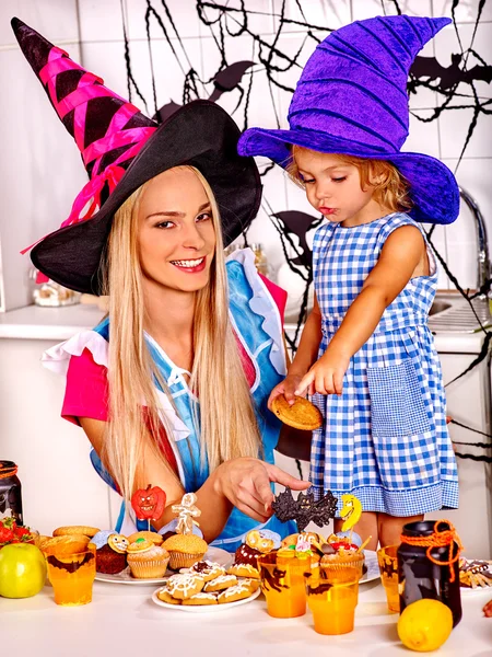 Familia preparando comida de halloween . — Foto de Stock