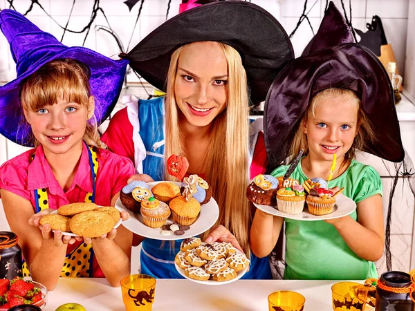 Aile Halloween gıda hazırlama — Stok fotoğraf