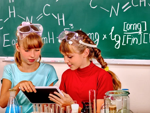 Bambini in classe di chimica — Foto Stock