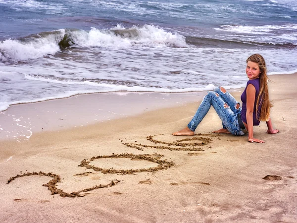 Mädchen schreibt im Sand 2016 — Stockfoto