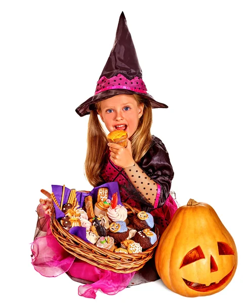 Crianças bruxas na festa de Halloween . — Fotografia de Stock