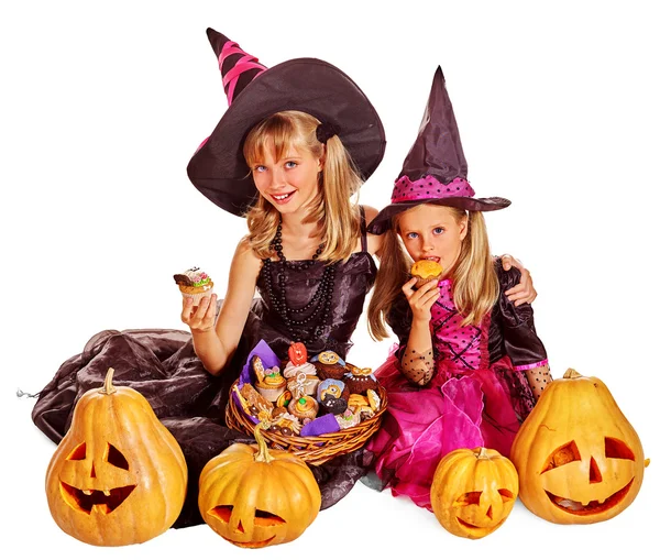 Čarodějnice děti na halloween party. — Stock fotografie
