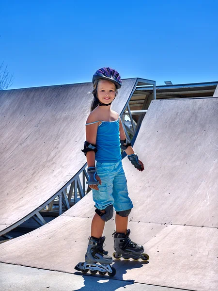 Девушка на роликовых коньках в скейтпарке . — стоковое фото