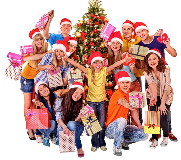Skupina lidí, pro dospělé a dítě s krabičky u vánočního stromu. — Stock fotografie