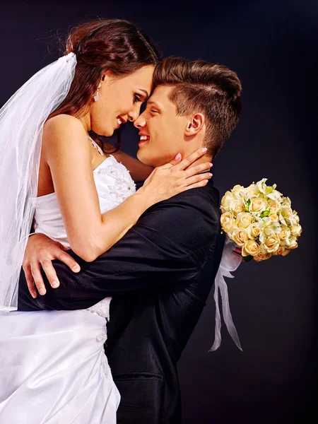 Couple portant robe de mariée et costume . — Photo