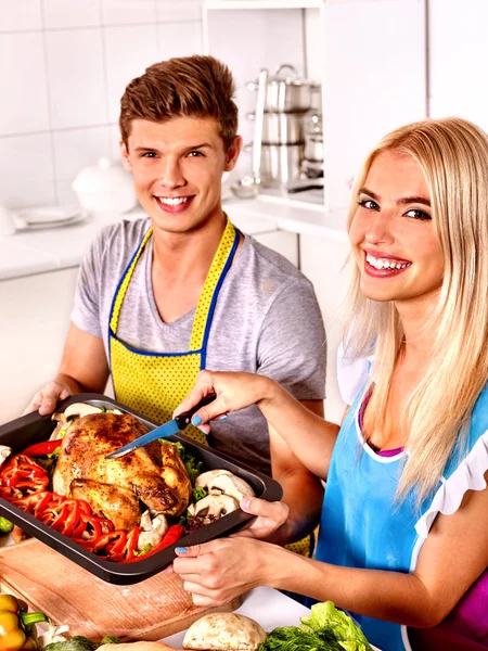 Couple cooking chicken at kitchen. — Stock Photo, Image